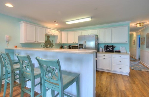 Long Beach Condo | Experience ocean views in this spacious 3-bedroom condo at Oak Island.