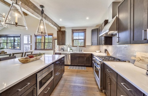 Baldy Mountain House | Experience the charm of Cocoa Cabin, a spacious retreat with stunning views & luxurious amenities!
