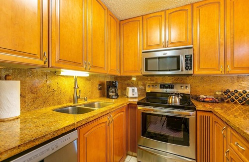 Kihei Condo | Faces Kamaole Beach Park 3, Ground Floor, Large Lanai, partial Ocean View