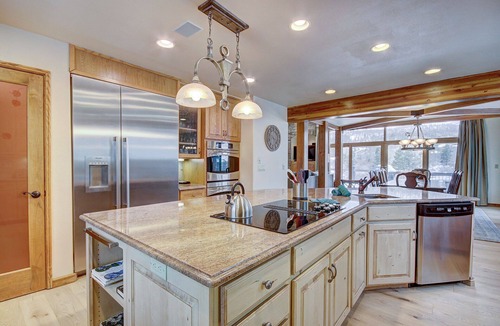 Three Peaks House | Falcon's Nest Retreat | Private Hot Tub, Amazing Views, Balcony & Grill