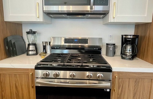 Peninsula House | Family friendly 3 bedroom beach Getaway by the Bay. Ocean & bay seconds away.