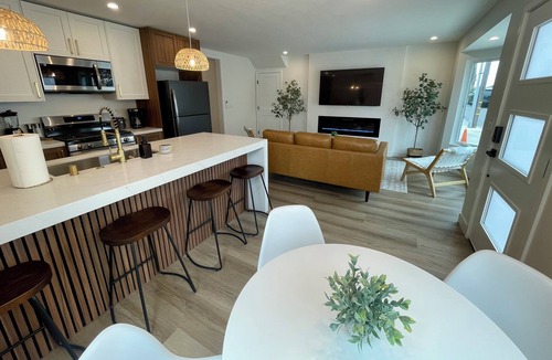 Peninsula House | Family friendly 3 bedroom beach Getaway by the Bay. Ocean & bay seconds away.
