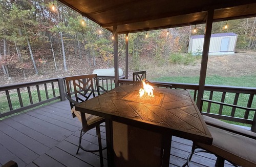 Willow Wood Cabin | Family-size cabin retreat, sleeps 8