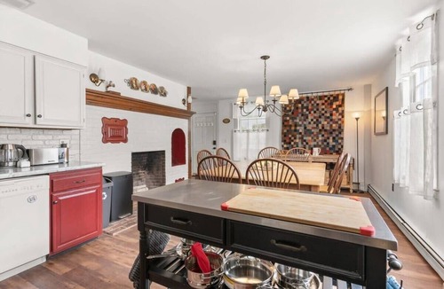 Epping Apartment | Federal on Exeter | Circa 1805 | Pet-Friendly