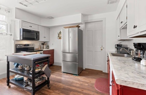 Epping Apartment | Federal on Exeter | Circa 1805 | Pet-Friendly