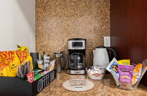 Miramar House | MAJOR INTERNATIONAL SPORTING EVENT! 3 miles to Miami Stadium. King bed-Grill-Free Parking. Midpoint location!
