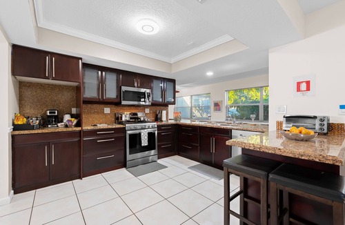 Miramar House | MAJOR INTERNATIONAL SPORTING EVENT! 3 miles to Miami Stadium. King bed-Grill-Free Parking. Midpoint location!