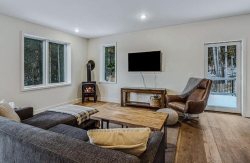 West Hartford House | Fireplace Woods Club Access - Modern Quechee