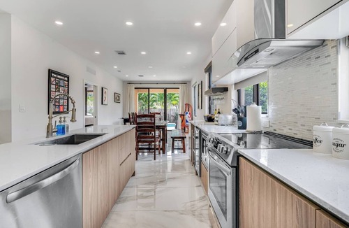 Croissant Park House | Fox Sonata Downtown Pool House