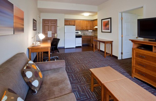 West Bloomington Condo | Free Breakfast. Pool & Hot Tub. Relaxing Retreat!