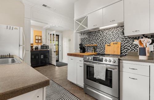 East Midtown House | Frequency House