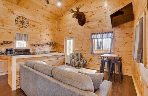 East Fultonham Cabin | 'Friends & Family' Rental Cabin w/Hot Tub!