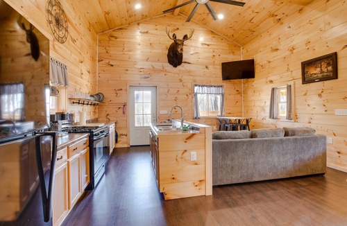 East Fultonham Cabin | 'Friends & Family' Rental Cabin w/Hot Tub!