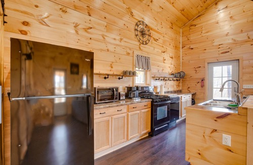 East Fultonham Cabin | 'Friends & Family' Rental Cabin w/Hot Tub!