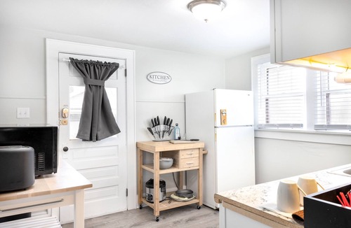 Cuyahoga Falls Apartment | Fully stocked Suite Dwntown Cuy falls! near cvnp and blossom. Sleeps 4