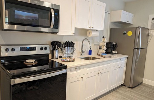 Coral Ridge Apartment | Fun-Sized Haven! Shared Heated Pool n Spa! Beach 1.4 mi! Walkable to Food n Fun