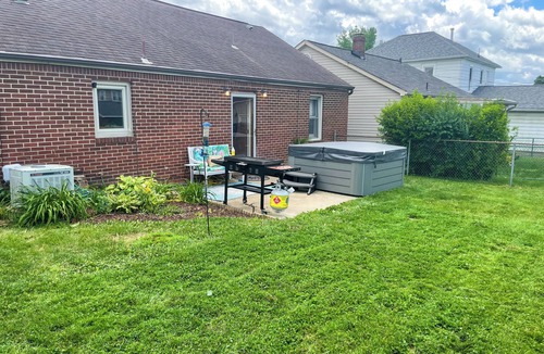 Zanesville House | Garden Spa Home with King Size Bed & Hot Tub