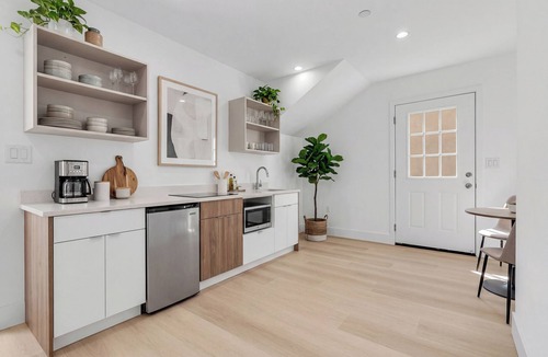 Inglewood House | Gated World Cup Compound 3 Homes Walk to SoFi Sleeps 20 Parking 8+
