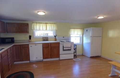Nelsonville Cottage | Golden Moose Cottage with hot tub