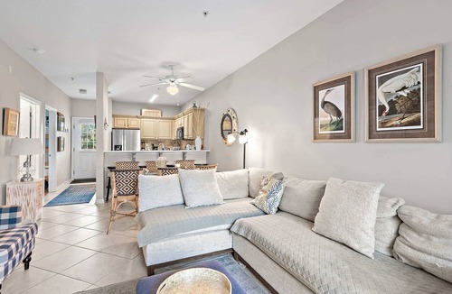 Seagrove Beach Condo | Golf Cart | Large Pool | Walk to the Beach | Sleeps 6 | Heron's Watch 7206