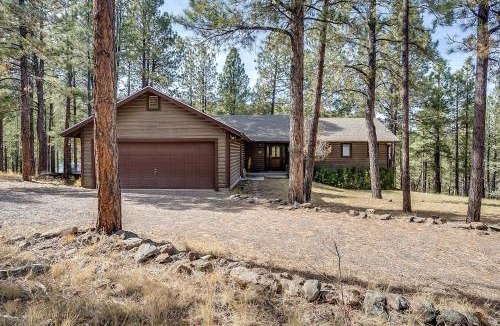 Greer House | Gorgeous Cabin with Fireplace and Barbecue in Greer, Arizona
