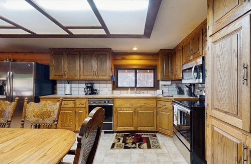 Twin Peaks Cabin | Grand Mountain Retreat w/Piano, Fast WiFi, Fireplace, Private Deck