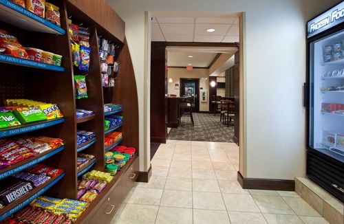 Stow Condo | Great for Business Travelers! Relaxing Suite Near Cleveland | Shared Indoor Pool + FREE Breakfast