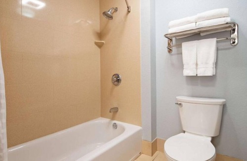Blaine House | Great for Group Travel, 3 Serene Units, Free Breakfast, Free Parking, Pool