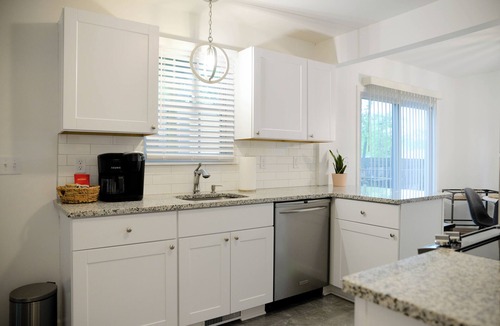 Judson House | Green Bungalow < Less Than 10 Min to Dtw Greenville Family Friendly