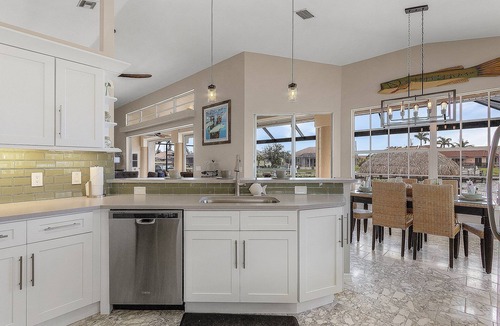 Pelican House | Gulf Access, Southern Heated Pool, Kayaks, Bikes, Tiki Hut - Villa Salty Shoreline - Roelens