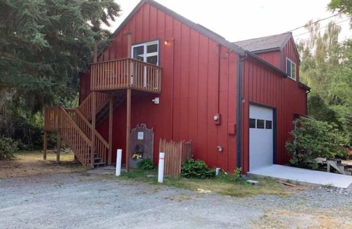 Anacortes Apartment | Happy Valley Studio - Peaceful rest in nature, just 5 minutes from downtown!