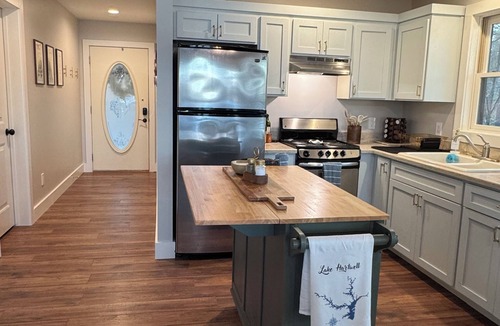 Martin Cabin | Hartwell Haven - Cozy Lakefront Cabin with Sunset Views & Deep-Water Dock
