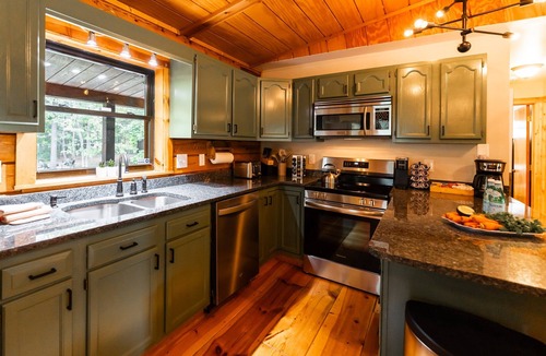 New Plymouth Cabin | Havenbrook~Rustic luxury, 10acres, hot tub
