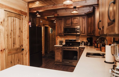 Nelsonville Cabin | Hidden Gem- Log Cabin on 56 acres