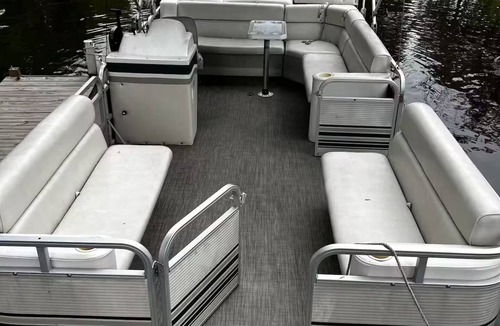 East Fultonham House | Hideaway Haven - waterfront cottage with private boat slip on Buckeye Lake