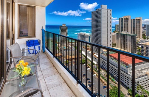 Waikiki Apartment | High-floor stylish ocean view condo with parking