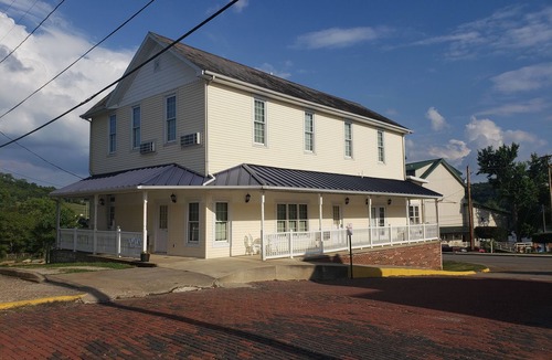 Stockport House | Historic Hardware Inn with River Views: Suite 102
