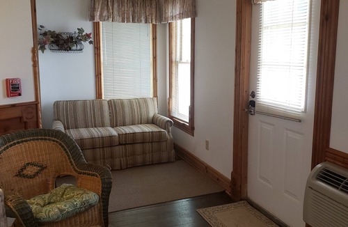 Bartlett House | Historic Hardware Inn with River Views: Suite 103