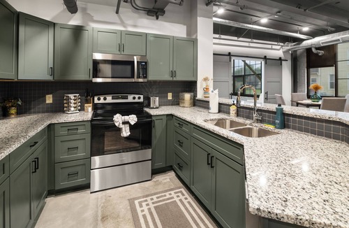 Newark Apartment | Historic Newark Station- 10% off Earthworks Cafe