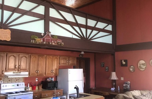 New Plymouth Cabin | Hocking Hills Serenity Chalet with Hot tub!