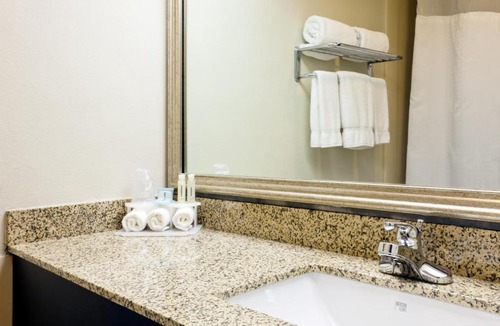 Gypsum Hotel | Holiday Inn Express Hotel & Suites Port Clinton-Catawba Island by IHG