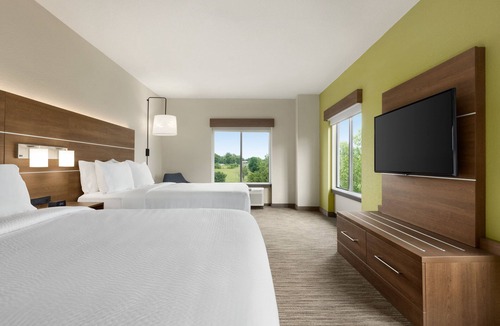 Akron Hotel | Holiday Inn Express & Suites Akron Regional Airport Area by IHG