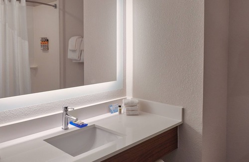Akron Hotel | Holiday Inn Express & Suites Akron Regional Airport Area by IHG