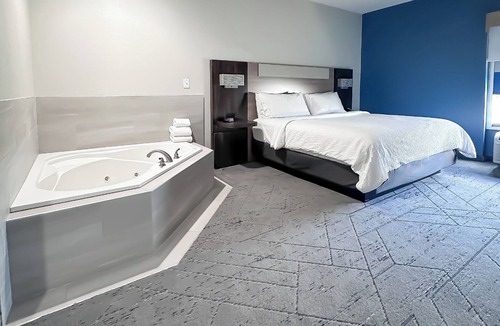 New Philadelphia Hotel | Holiday Inn Express Hotel & Suites New Philadelphia by IHG