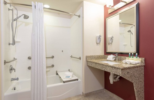 New Philadelphia Hotel | Holiday Inn Express Hotel & Suites New Philadelphia by IHG