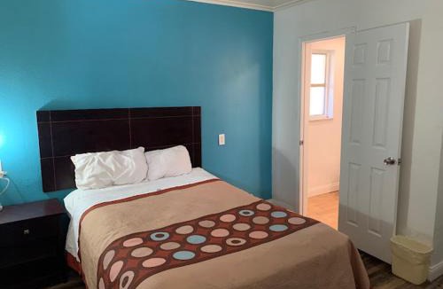 Whitehall Hotel | Holiday Motel