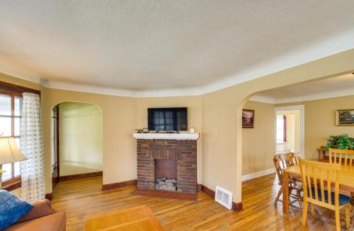 Lakewood House | Home 2 Mi to Lakewood Park and Solstice Steps!