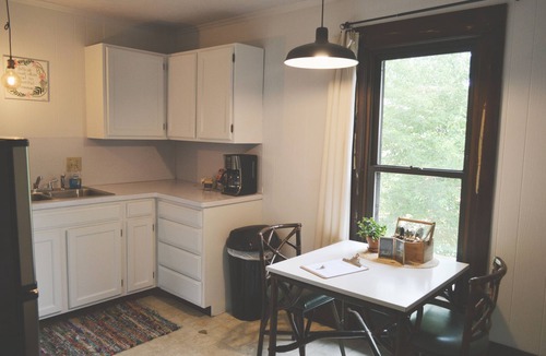 Sugarcreek Apartment | Home on Broadway (Staycation Apartment)