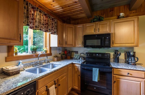 Logan Cabin | Homestead Cottage with hot tub and trails