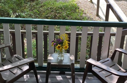 East Fultonham Cabin | Hot tub, Kitchen, Charcoal Grill, Hocking Hills, Buckeye Lake, Legend Valley